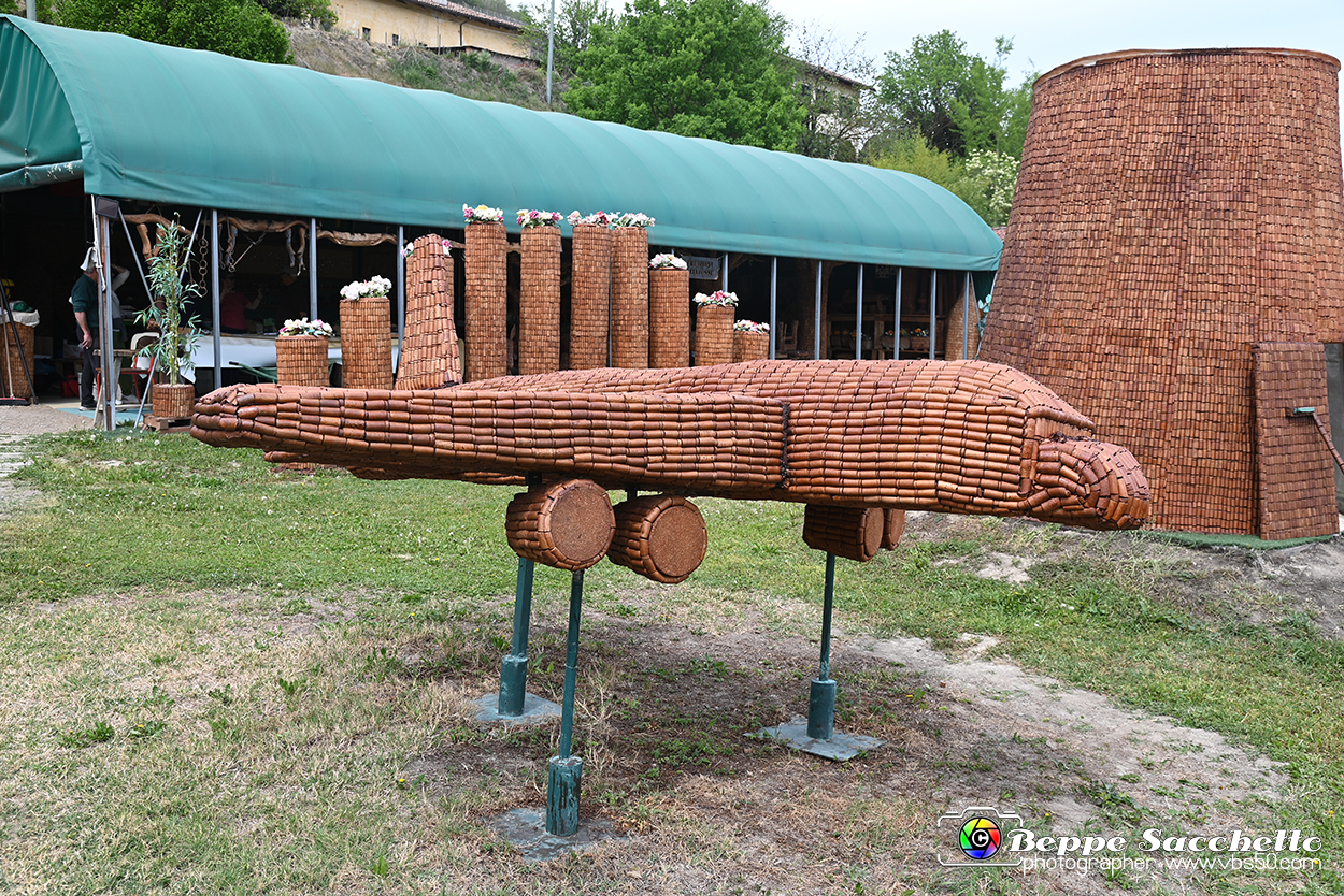 VBS_2919 - Creazioni con tappi di sughero usati dei Fratelli Cossu.jpg